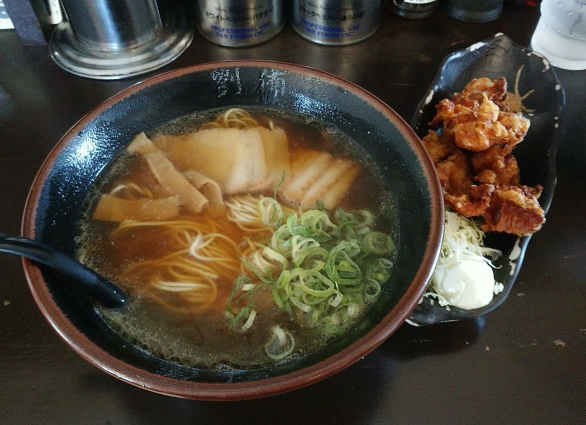 bluewave_star's tweet photo. 中華そば専門店「劉備」さんに行ってきた😄いつも地元のお客さんで賑わっています。

鶏ガラ醤油スープに、ほどよいコシの細麺。
これが美味い☆
唐揚げのセットも満足感◎
また寄りたくなるね😁

#劉備 
#ラーメン 
#中華そば 
#地元メシ
#倉敷グルメ 
#岡山グルメ
#玉島グルメ https://t.co/bfmiJzT4Tx