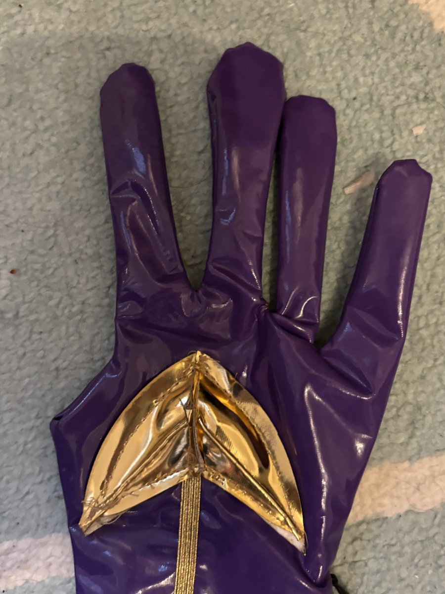 Geomela_VT's tweet photo. How am I supposed to fix these frog finger gloves 😭 uwowo you disappoint me 😭 I was so excited to cosplay Akali… https://t.co/fzmjIaXsFm