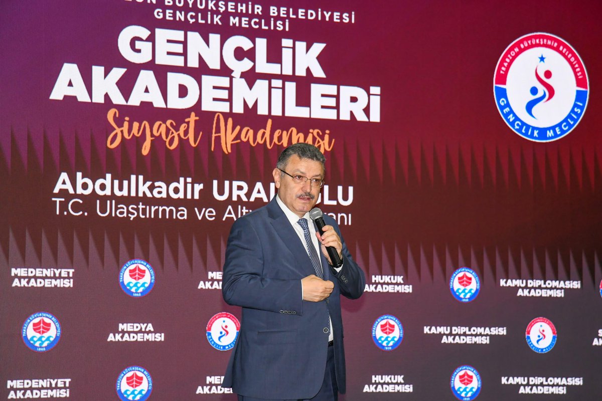 ahmetmgenc's tweet photo. Trabzon Büyükşehir Belediyesi Gençlik Meclisimizin bugünkü “Gençlik Akademileri” programında tecrübelerinden istifade ettiğimiz misafirimiz, şehrimizin evladı, Ulaştırma ve Altyapı Bakanımız Sn. Abdulkadir Uraloğlu oldular… https://t.co/ZHTHkfWrfU