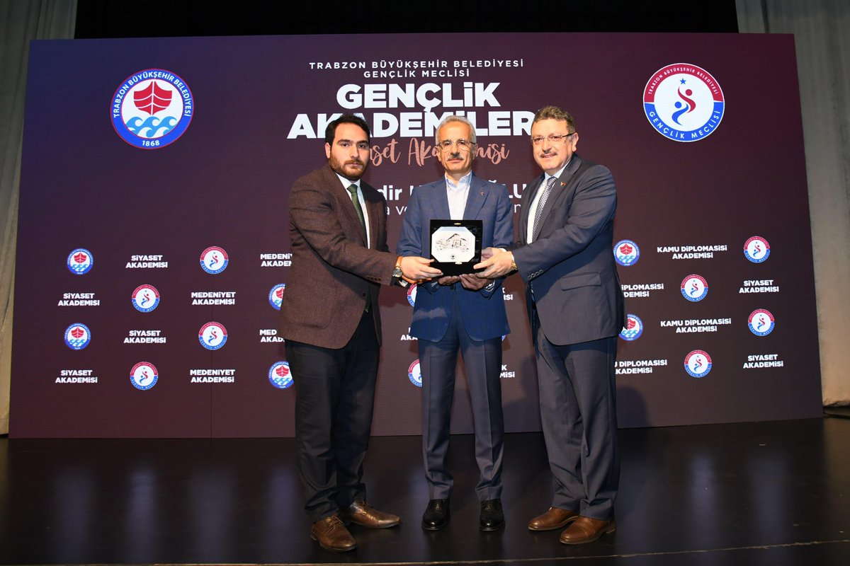 ahmetmgenc's tweet photo. Trabzon Büyükşehir Belediyesi Gençlik Meclisimizin bugünkü “Gençlik Akademileri” programında tecrübelerinden istifade ettiğimiz misafirimiz, şehrimizin evladı, Ulaştırma ve Altyapı Bakanımız Sn. Abdulkadir Uraloğlu oldular… https://t.co/ZHTHkfWrfU