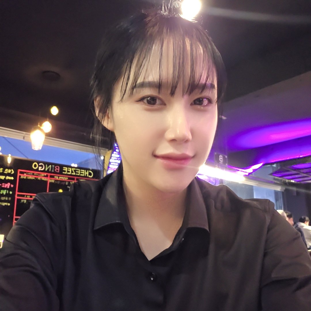 ninimoca0710's tweet photo. 今日は久しぶりにディーラーでです！！🤭CHEEZEE 店舗対抗戦💕

오늘은 오랜만에 딜러로!!🤭
CHEEZEE 매장대항전💕

#poker #holdem #dealer #홀덤 #딜러 #Texas #korea #cheezee #selfie #photo https://t.co/95zNJQ3Gcu