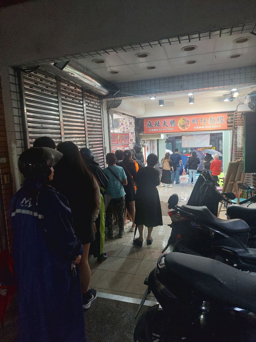 わあ！ずっと気になってたあの味だよ～。30分も並んだけど、やっぱりすごくおいしくて、並んでよかったね！