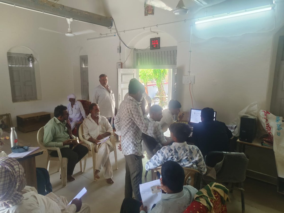 SANJAY BHATT (@sanju7881) on Twitter photo <a href="/AgristackIndia/">Agri stack</a> <a href="/BhavnagarDdo/">DDOBhavnagar</a> <a href="/tcmbvn/">ભાવનગર જીલ્લા તલાટી કમ મંત્રી મંડળ</a> <a href="/MahuvaUnion/">Mahuva Talati mantri Union Mahuva</a> <a href="/AashnaMahi55926/">Aashna Mahida</a> <a href="/TDOMahuva/">TDOMahuva</a> <a href="/mammahuva/">@mammahuva</a> <a href="/sdmmahuva/">@Sdmsiddhpur</a>
મહુવા તાલુકાના મોટા આસરાણા ગામે એગ્રીસ્ટેક ફાર્મર રજિસ્ટ્રેશન કામગીરી કરતા તલાટી કમ મંત્રી શ્રી પીયૂષભાઈ બી જોષી અને મોટા આસરાણા ગામના ખેડૂતો દ્રશ્યમાન થાય છે.
તા:- 10/05/2025 <a href="/AgristackIndia/">Agri stack</a> <a href="/BhavnagarDdo/">DDOBhavnagar</a> <a href="/tcmbvn/">ભાવનગર જીલ્લા તલાટી કમ મંત્રી મંડળ</a> <a href="/MahuvaUnion/">Mahuva Talati mantri Union Mahuva</a> <a href="/AashnaMahi55926/">Aashna Mahida</a> <a href="/TDOMahuva/">TDOMahuva</a> <a href="/mammahuva/">@mammahuva</a> <a href="/sdmmahuva/">@Sdmsiddhpur</a>
મહુવા તાલુકાના મોટા આસરાણા ગામે એગ્રીસ્ટેક ફાર્મર રજિસ્ટ્રેશન કામગીરી કરતા તલાટી કમ મંત્રી શ્રી પીયૂષભાઈ બી જોષી અને મોટા આસરાણા ગામના ખેડૂતો દ્રશ્યમાન થાય છે.
તા:- 10/05/2025