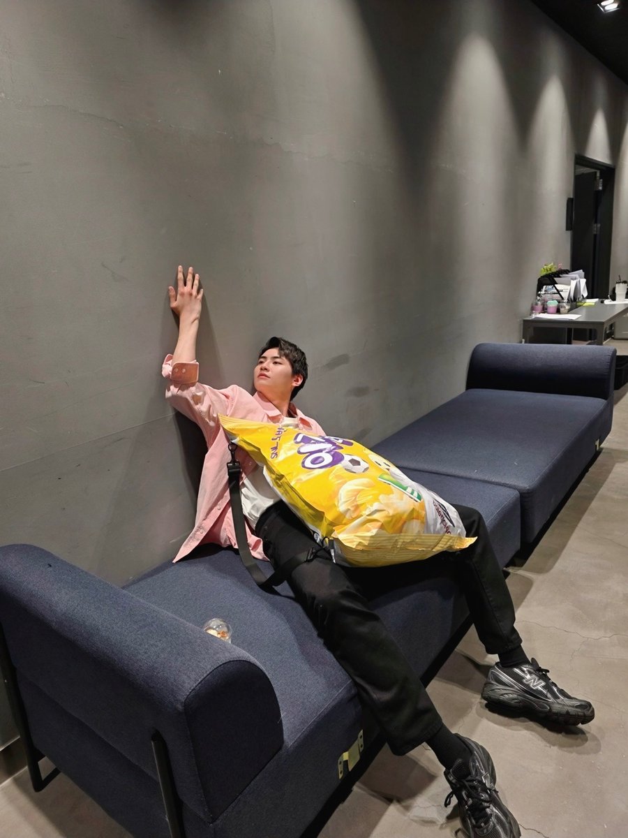 LJH_official's tweet photo. [📸]

왜 이진혁킥인지 알겠더라😗
텐션에 맞고 심장에 또 맞음💙🫶🏻

#이진혁 #LEEJINHYUK #SNL https://t.co/b2nuDNOii6