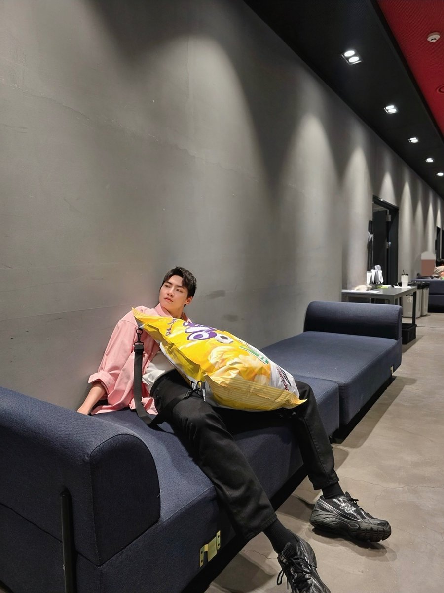 LJH_official's tweet photo. [📸]

왜 이진혁킥인지 알겠더라😗
텐션에 맞고 심장에 또 맞음💙🫶🏻

#이진혁 #LEEJINHYUK #SNL https://t.co/b2nuDNOii6