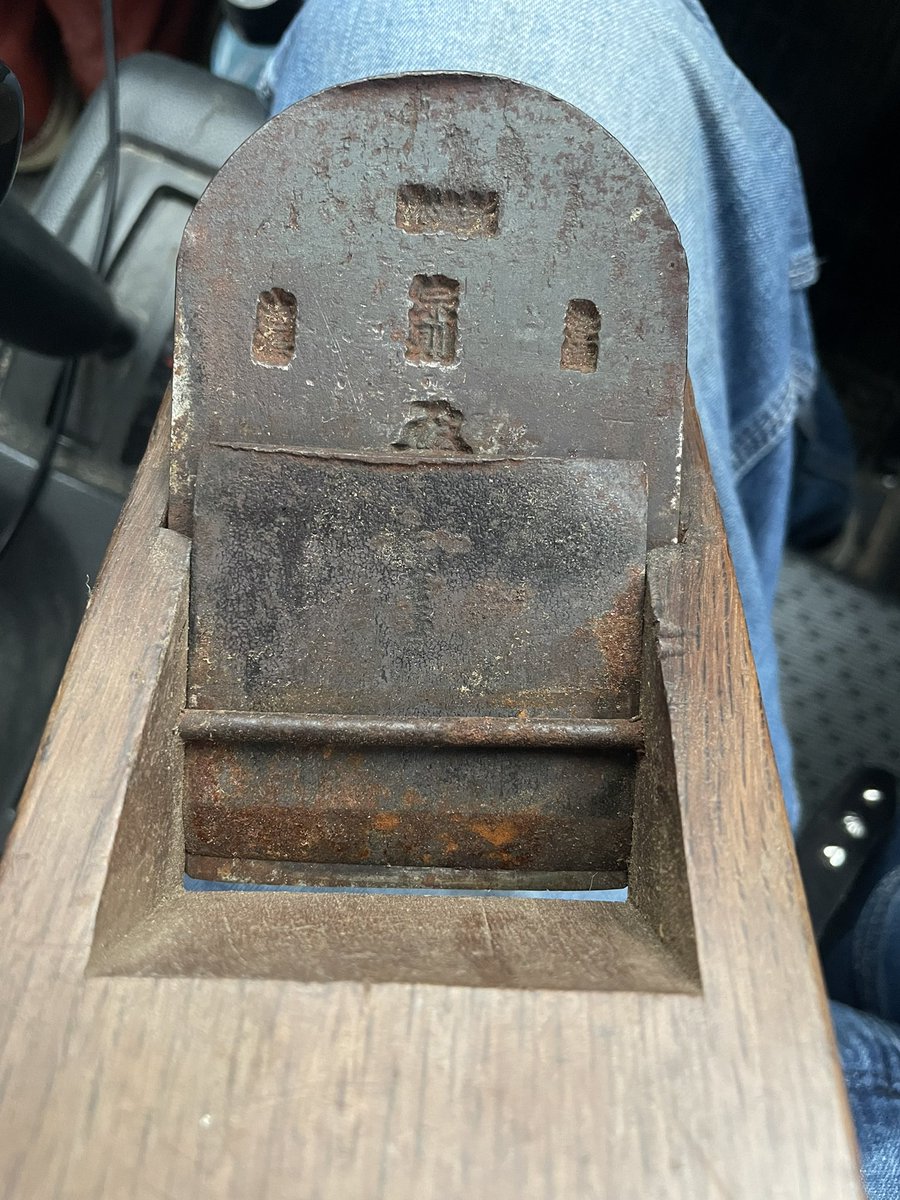久々の道具ネタ
廃業された大工さんの所からこの鉋だけをサルベージ
交渉の末引き取って来ました。
まだわしに鉄の神様がついとる。ラッキー🤞