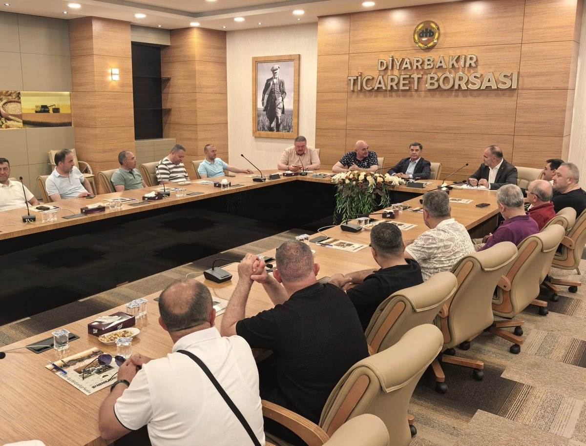 Afyonkarahisar Ticaret Borsası Başkanı Mehmet Mühsürler, Meclis Başkanı Ali Rıza Gürakar, Meclis ve Yönetim Kurulu Üyelerinin yer aldığı heyet, Borsamız Başkanı Engin Yeşil, Meclis Başkanımız Ahmet Ay ve Borsa Yönetim Kurulu ve  Meclis üyelerimiz ile bir araya geldi.