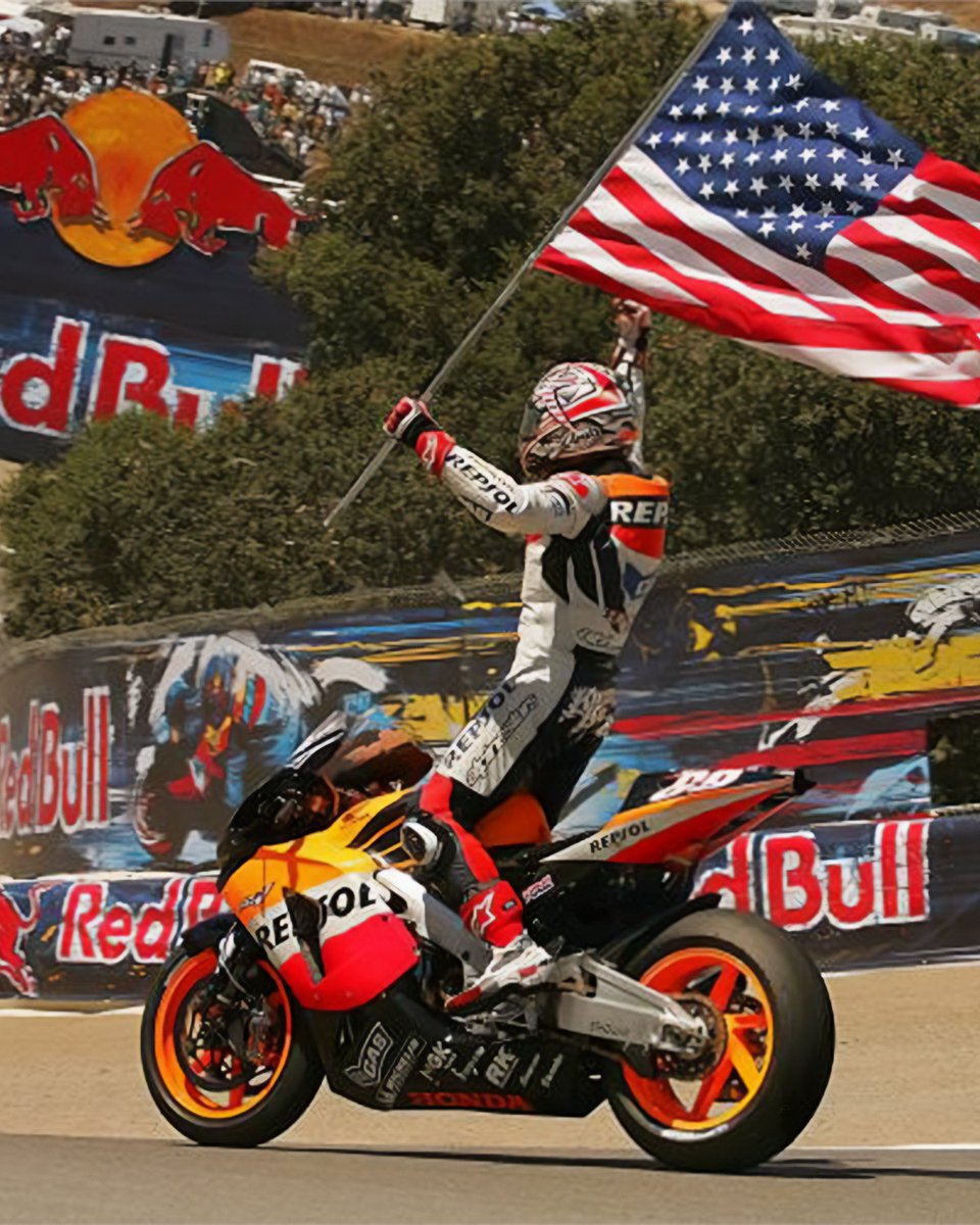Hoy recordamos al gran Nicky Hayden con esta imagen en Laguna Seca, donde firmó su primera victoria en MotoGP en 2005 y volvió a lo más alto en 2006, el año de su título mundial. Una leyenda que nunca se apaga. D.E.P., Kentucky Kid.

#NickyHayden #KentuckyKid #Legend