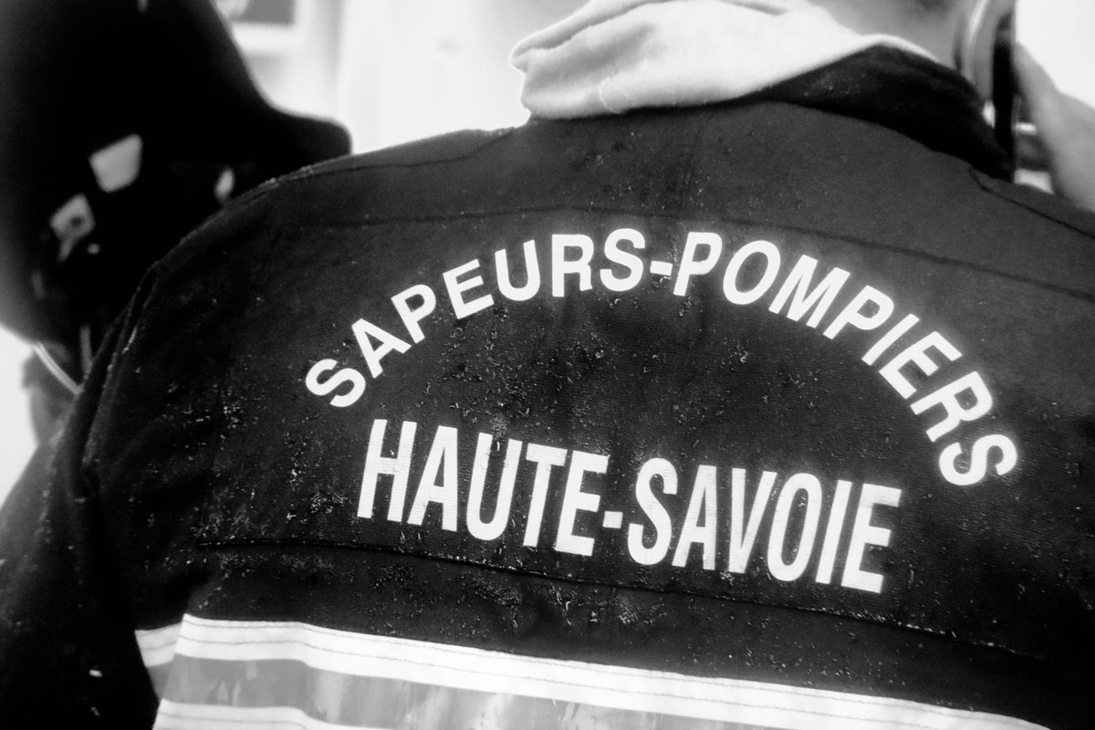 SDIS_74's tweet image. [SAPEUR-POMPIER BLESSÉ]

Tôt ce matin, un🧑‍🚒 du centre d’incendie et de secours d’Evian-les-Bains a été percuté par un automobiliste aux abords de la caserne.

Transporté aux urgences 🚨 dans un état critique, son pronostic vital est engagé.

#sapeurs-pompiers #blessé #soutien