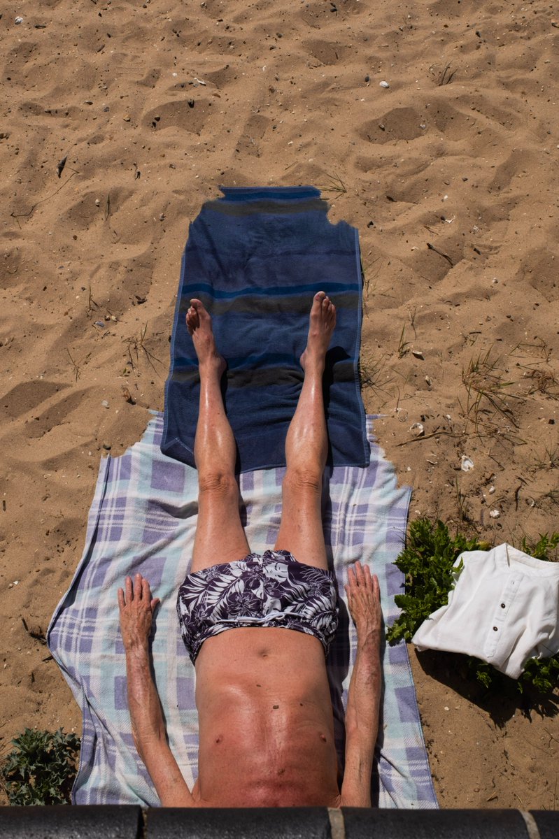 'Headless Man'
#fujifilmx100vi #fujiphotography <a href="/FUJIFILM_UK/">Fujifilm in the UK</a>  #photography #thorpebaybeach #thorpebay #southendonsea <a href="/VisitSouthend/">Visit Southend</a>  #visitsouthend #streetphotography #street_me_up #martinparr #beachlife🌴 #beach #beachbody #sunsout☀️ instagram.com/benscapmedia/