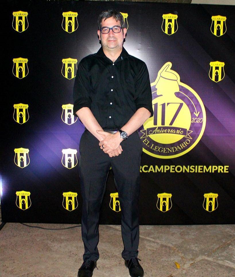 BernardoFarina's tweet photo. Hace 3 años asesinaron el fiscal Marcelo Pecci, mi correlí aurinegro, en una playa colombiana. Colombia hizo un gran trabajo: apresó y condenó a los autores materiales. Paraguay hace un fino trabajo: protege a los autores morales. Algún día Mandrake hará justicia (foto: Crónica). https://t.co/rwFc5gz6SE