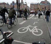 geesansofachair's tweet photo. 自転車を車両として違反摘発するなら、道交法を学ぶ場や機会を作るべき。法規運用がグダグダで、電動キックボードの許認可との整合性が取れない。また自動車中心の道路のままの日本で、自転車に車道を走らせるのには無理がある。欧州のように自転車道路整備を国策で公共事業化しろ💢 https://t.co/Yfl3Gpee3h