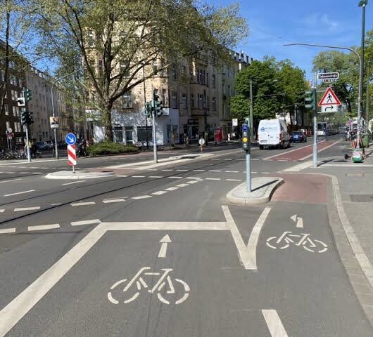 geesansofachair's tweet photo. 自転車を車両として違反摘発するなら、道交法を学ぶ場や機会を作るべき。法規運用がグダグダで、電動キックボードの許認可との整合性が取れない。また自動車中心の道路のままの日本で、自転車に車道を走らせるのには無理がある。欧州のように自転車道路整備を国策で公共事業化しろ💢 https://t.co/Yfl3Gpee3h