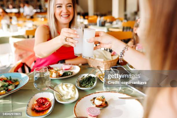Links: Muslime, die nach dem Koran leben.

Rechts: Laizistische türk. Muslime, die Raki trinken.