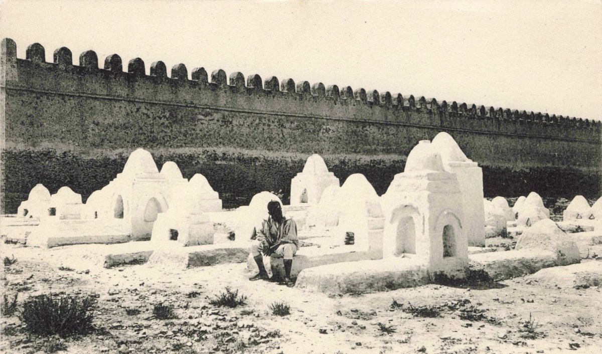 Un adage arabe ancien dit : 

“Les cimetières sont remplis de gens qui se croyaient indispensables.”