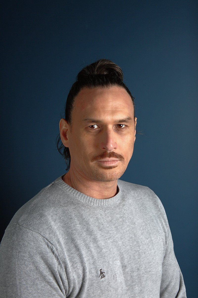 I know you don't need to see my face to cast me for voice acting but you've got to play the game. Represented by <a href="/reddoormgmt/">Red Door Management</a> so if you need a voice, get in touch (link below). Thanks to Geoff Gibson for the photos lnkd.in/ecwYX7n3 #Headshots #voiceover #voiceacting #agent