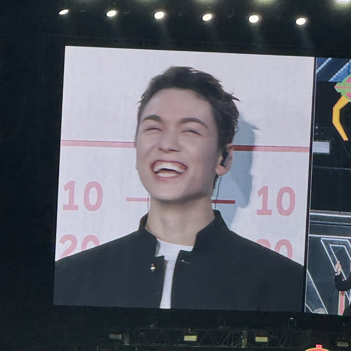 nonameboos's tweet photo. 이렇게 근엄한 척, 안맞은 척, 해서 멤버들 다 속았는데 ㅋㅋㅋㅋㅋㅋㅋㅋㅋㅋㅋ 나중에 맞은걸 알고 ㅋㅋ 걸린다음 멤버들이 연기 잘한다~ 이러니까 기분이라도 내고 싶었어요 하면서 너무 예쁘게 웃음 ㅋㅋ 귀여워 😆 https://t.co/zVC1r1tq0X