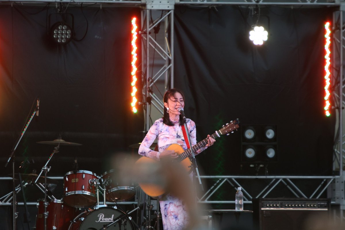 WvZmsd's tweet photo. 新開地音楽祭の初日のトリは植村花菜さん！

(ブラックミストフィルターの効果でいい感じに柔らかくなりました✨) https://t.co/f520fHzFeB