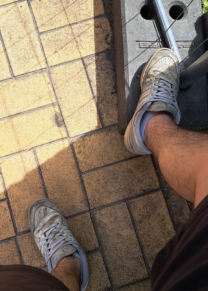 Ich hab heute geschwitzt, gearbeitet, dominiert.
Du? Hast gewartet wie der Wurm, der du bist.
🧦 Noch warm. Noch feucht. Noch voll Macht.
Frag nicht. Zahl. Reposte.
Jeder Repost = Chance auf ein exklusives Fußbild.
#RealDom #SockKing #TributeOnly