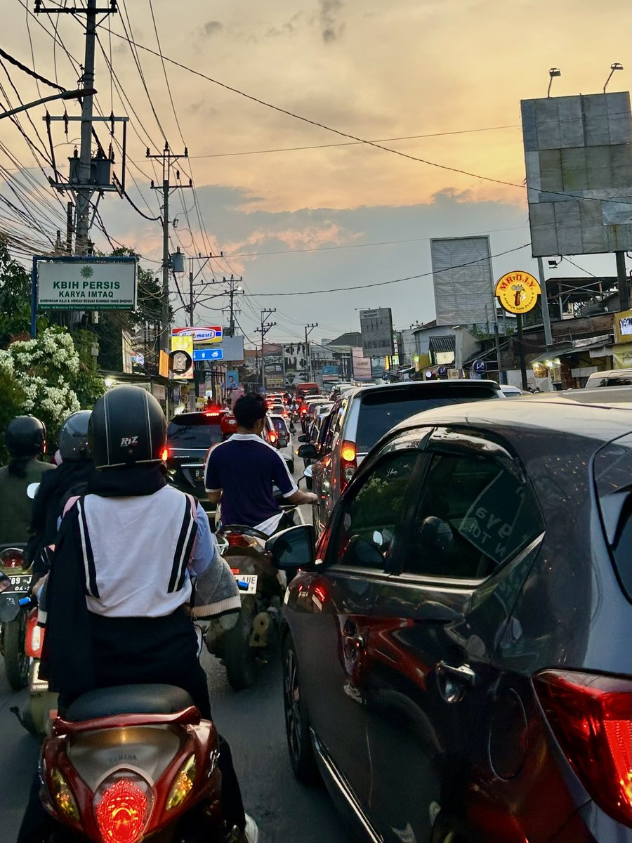 michieblues's tweet photo. kesabaranmu diuji waktu lewat jalan ini https://t.co/ZK168OT07x