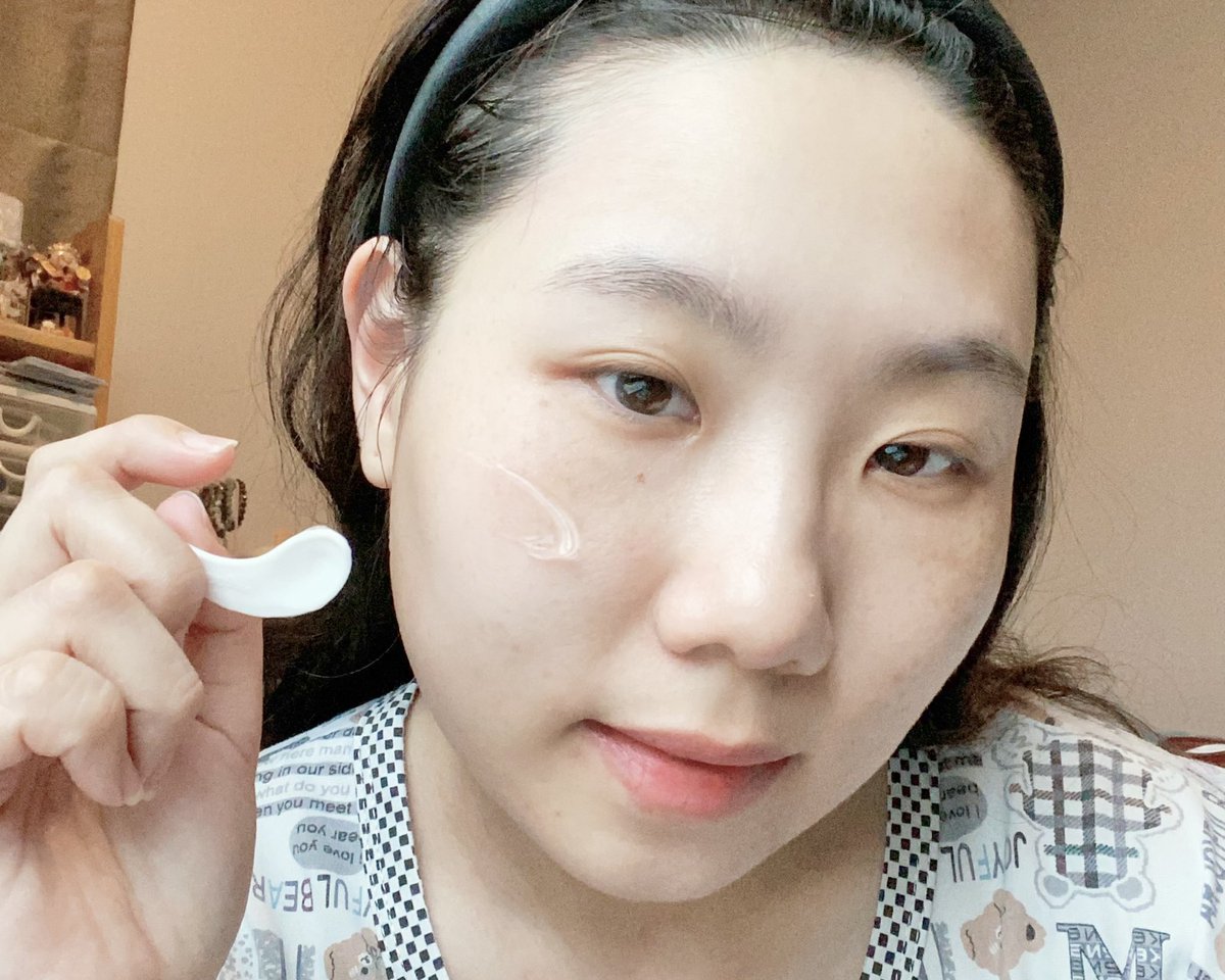 bowlchan's tweet photo. ตัวสุดท้ายคือ มอยซ์เจอร์ฝาเขียว ที่หลายคนน่าจะเห็นเราพูดถึ��เขาบ่อยเพราะชอบแบบจริงจัง เนื้อเขาเบามาก ซึมไวสุด ช่วงไหนผิวโทรม ผิวแห้งหยิบขึ้นมาโบกได้ ตื่นเช้ามาผิวฟูสุดดด

🛒 https://t.co/5auHHVSjFf

#Glad2GlowTH #รีวิวตามใจเจ้ #ป้ายยาสกินแคร์ https://t.co/1NsGzMRn04