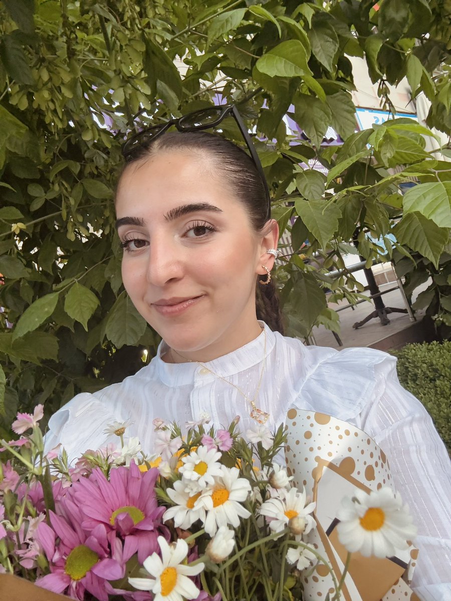 Ben çiçek istedim sevgisiyle bir sürü çiçek açtıran bahçe verdi.🥹