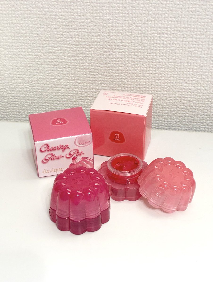96daily__'s tweet photo. dasiqueのチューインググロウポット🍒♡
ぷるぷるっちゅるんっとした発色が可愛すぎてお気に入り...🤍 しかもミニブラシまで付いてるの！！😭
リップとしてだけじゃなくて薄くつけるとチークとしても使えてうる艶ほっぺになれる✨️✨️

#dasique #チューインググロウポット #血色チーク #ツヤリップ https://t.co/EP3wsIrTDi
