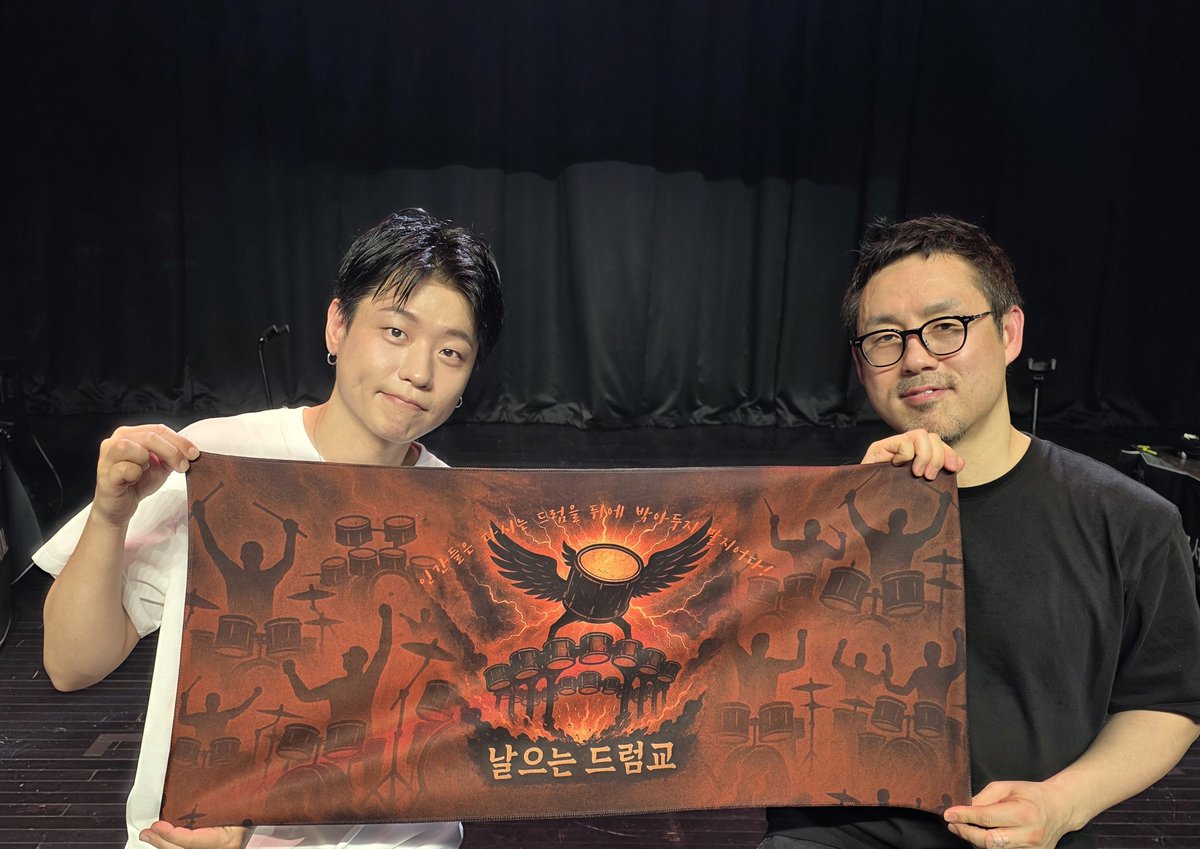 서울 드럼 페스티벌에 가서
서태지 밴드, 할로우잰, 루디스텔로의 드러머이신 최현진 님과
톡식의 드러머 김슬옹님을 날드교로 모심