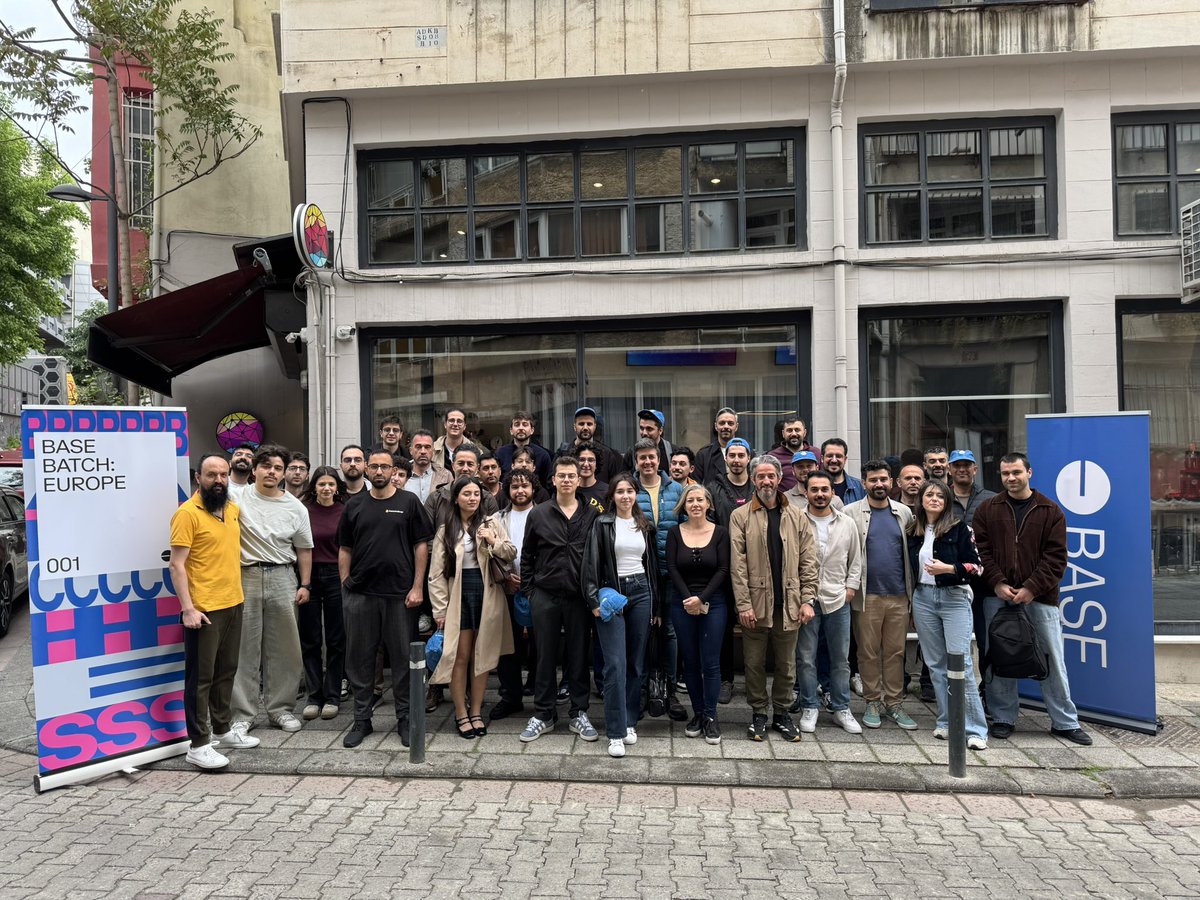 Altcointurk Base’de düzenlenen Base Batches Workshop &amp; Demo Day etkinliği pozu. 🤞

<a href="/turkiye_based/">Base Türkiye | Topluluk</a> <a href="/base/">Base</a>