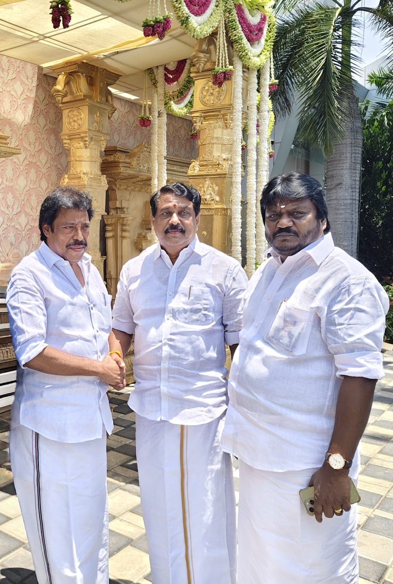 N.MURUGUMARAN - SayYesToWomenSafety&AIADMK (@mla_kmkoil) on Twitter photo பாரதிய ஜனதா கட்சியின் மாநில
தலைவர் முன்னாள் அமைச்சர், சட்டமன்ற உறுப்பினர் திரு. <a href="/NainarBJP/">Nainar Nagenthiran</a> அவர்களை தென் சென்னை தெற்கு மேற்கு மாவட்ட கழக செயலாளர் மேனாள் சட்டமன்ற உறுப்பினர் திரு விருகை.V.N.ரவி அவர்களுடன் சந்தித்து வாழ்த்து தெரிவித்தபோது... பாரதிய ஜனதா கட்சியின் மாநில
தலைவர் முன்னாள் அமைச்சர், சட்டமன்ற உறுப்பினர் திரு. <a href="/NainarBJP/">Nainar Nagenthiran</a> அவர்களை தென் சென்னை தெற்கு மேற்கு மாவட்ட கழக செயலாளர் மேனாள் சட்டமன்ற உறுப்பினர் திரு விருகை.V.N.ரவி அவர்களுடன் சந்தித்து வாழ்த்து தெரிவித்தபோது...