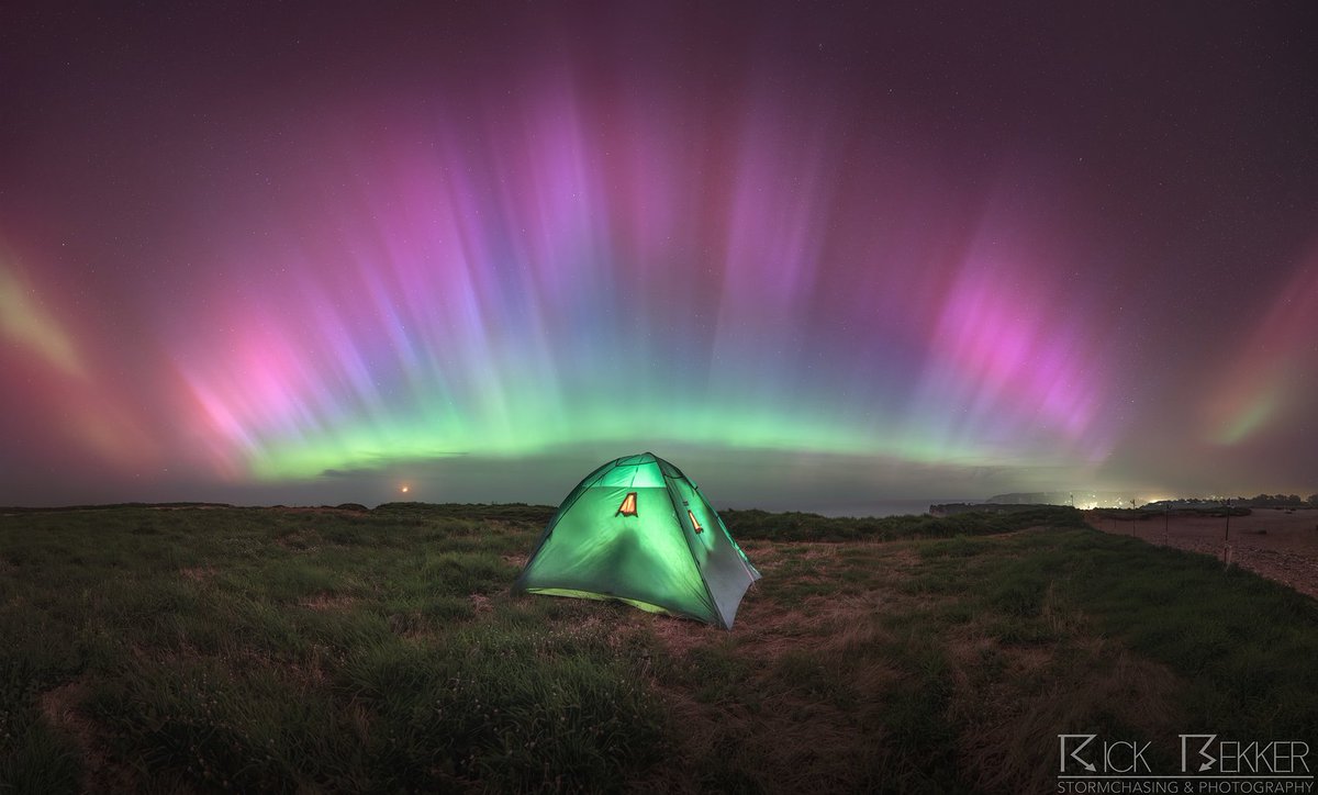 Exact 1 jaar geleden, misschien wel de meest bizarre ervaring uit mijn fotografische carrière tot nu toe. Een noorderlichtshow van historisch kaliber. Dansende pilaren zichtbaar van pal west, tot voorbij het zenith, tot pal oost. Wellicht een echte once in a lifetime experience.