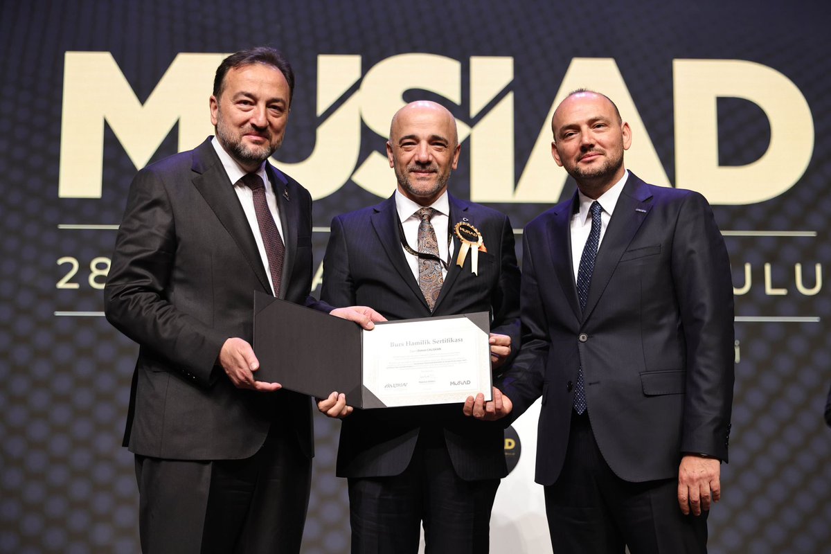 🎯 Yeni bir dönemin eşiğinde
Cumhurbaşkanımız Sayın Recep Tayyip Erdoğan’ın teşrifleriyle gerçekleşen, aynı zamanda 35.yaşımızı kutladığımız 28. Olağan Genel Kurulumuzla birlikte, MÜSİAD Kurumsal İlişkiler ve İletişim Komisyonu’ndan, UTESAV’dan ve Karz-ı Hasen Sandığı’ndan