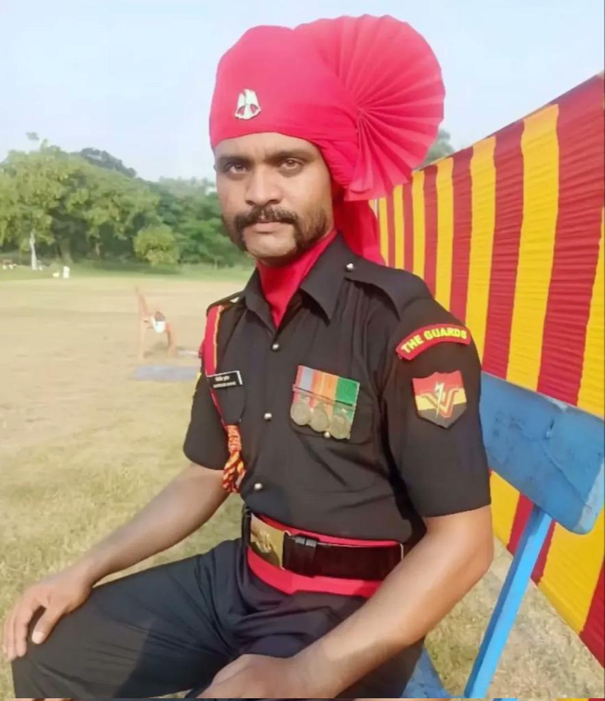 RajaChauhan4455's tweet photo. Bihar’s braveheart Ravitosh Kumar Yadav was martyred while on his duty in Pathankot,💔🥺. We the people of Bihar feeling proud of your supreme sacrifice for the nation.
#PakistanIndianWar #pathankotattack #BiharNews #IndianArmy #JaiHindKiSena https://t.co/ZXEi9pEh2N