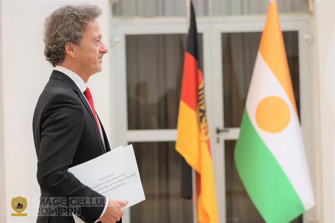 Oliver Schnakenberg tweet media