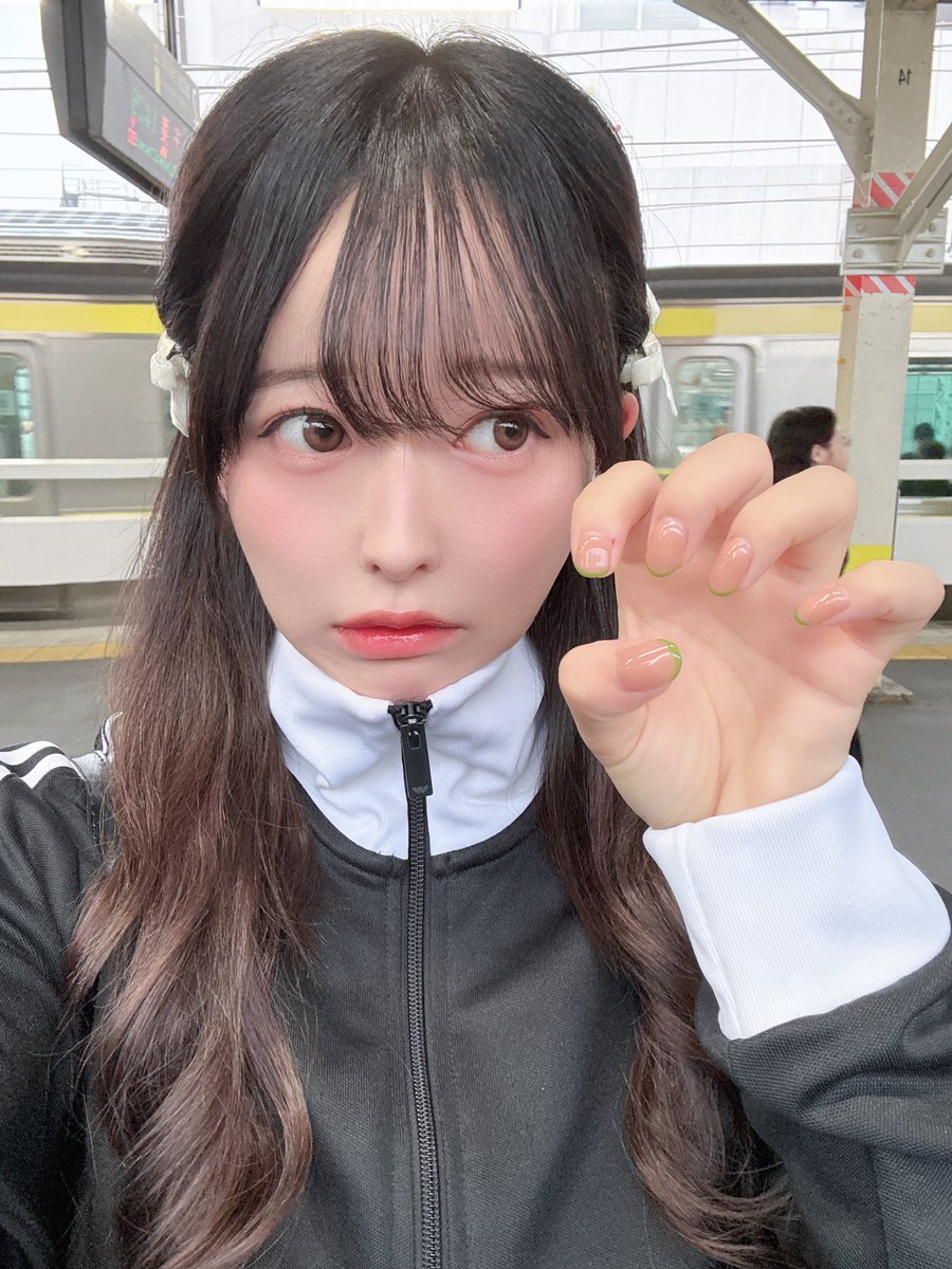 oking_yuika's tweet photo. はろー！ネイル変えた！ https://t.co/Fv3IQeuEJt