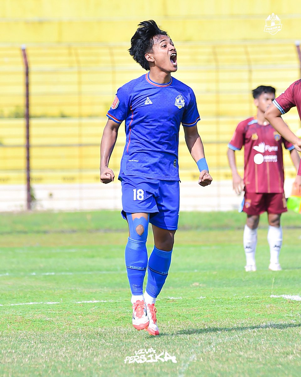 PersikaKraOffic's tweet photo. Terbang tinggi mengudara di langit Sultan Agung yang membiru! 🔵🕊️
#PersikaKaranganyar #PersikaDay #PersikaVsPersewangi #Liga4Indonesia https://t.co/HsqJZK0FFg