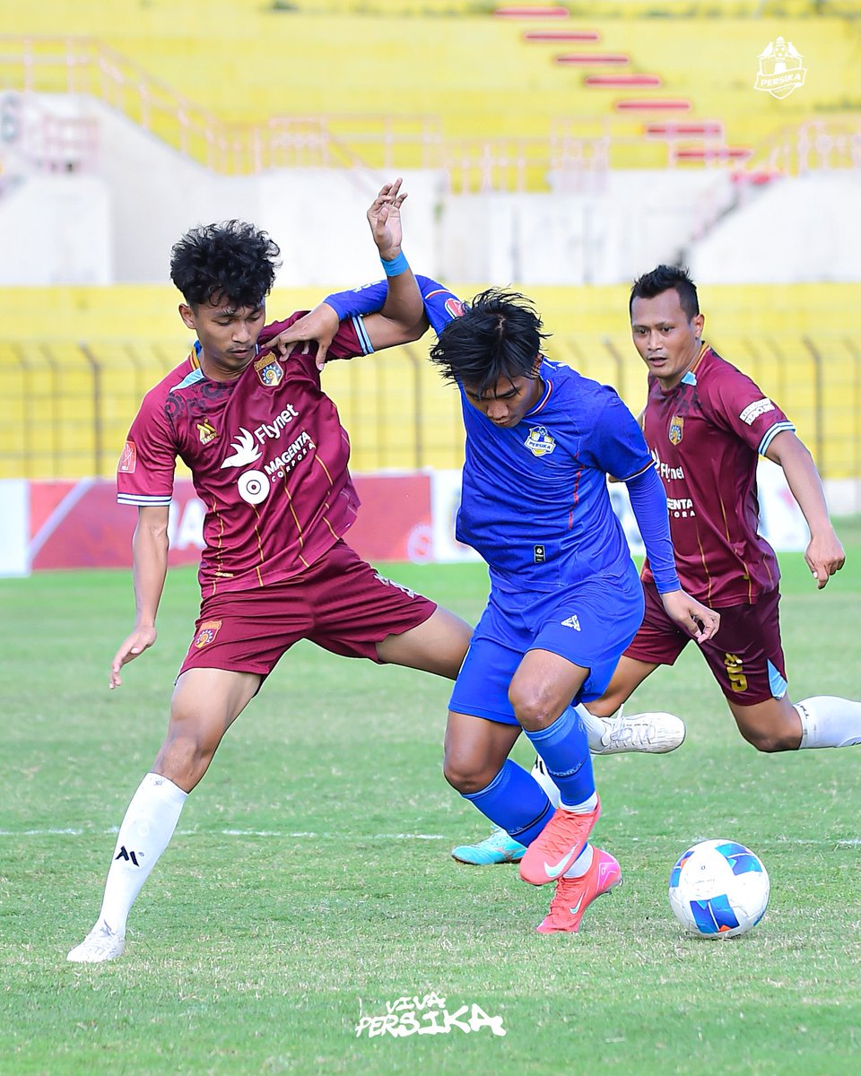 PersikaKraOffic's tweet photo. Terbang tinggi mengudara di langit Sultan Agung yang membiru! 🔵🕊️
#PersikaKaranganyar #PersikaDay #PersikaVsPersewangi #Liga4Indonesia https://t.co/HsqJZK0FFg