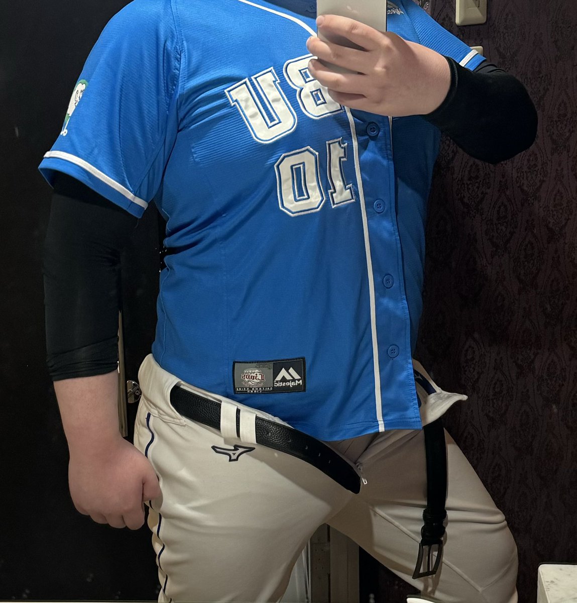 自此以前者 循传统固有一席 风雨激流成旧迹 悠坦度余生自此以后者 天罗地网已遍布 天高海阔皆不见 无歧 路一条既不得安宁 也不甘囚命于笼天高不可及 彼岸遥难渡
我们会是最后的迷茫者吗然前者回首 以慈爱目光后者笑着 不要太小看我夹缝中的人啊 就在此间奋力挣扎吧反正你也不甘得幸福前死去