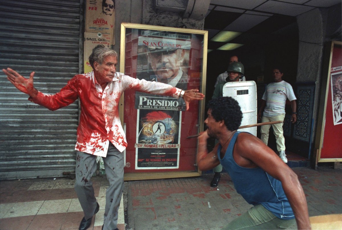 PaViejaEscuela's tweet image. El 10 de mayo de 1989, ocurre el ataque de la Plaza de Santa Ana orquestado por los Batallones de la Dignidad. Para ver más fotos de aquel día, visita la siguiente galería: panamaviejaescuela.com/10-mayo-1989-a…