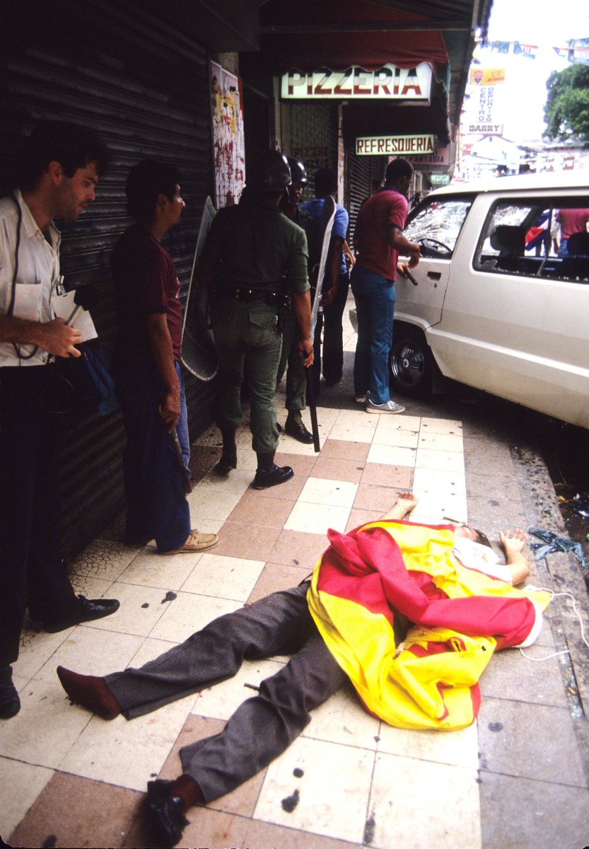 PaViejaEscuela's tweet image. El 10 de mayo de 1989, ocurre el ataque de la Plaza de Santa Ana orquestado por los Batallones de la Dignidad. Para ver más fotos de aquel día, visita la siguiente galería: panamaviejaescuela.com/10-mayo-1989-a…