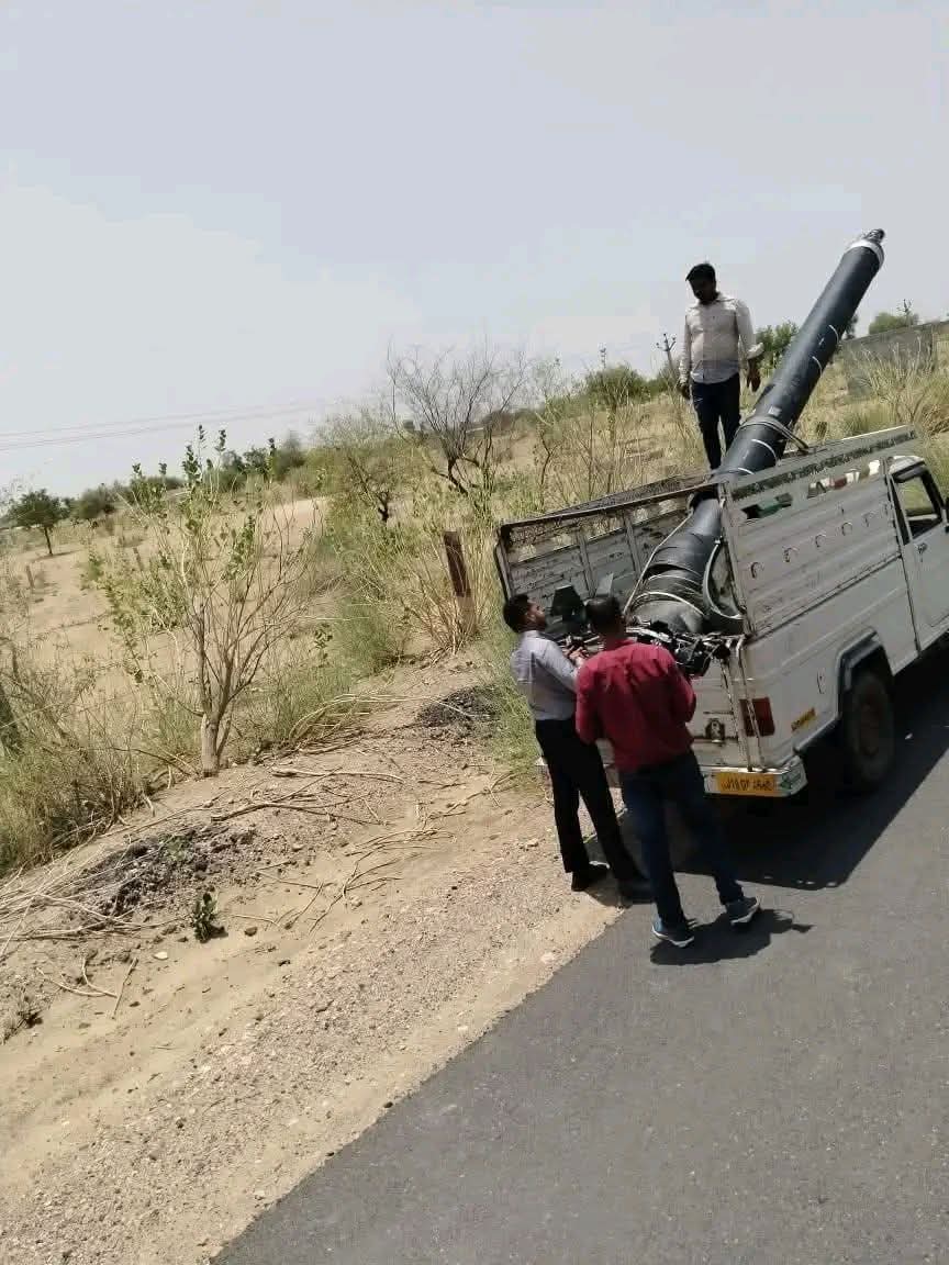 पाकिस्तान का मिसाइल राजस्थान में गिरने के बाद राजस्थानी लोग सीधी पिक अप में..😂