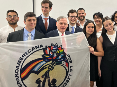 redhispalib's tweet photo. Hace dos semanas tuvimos el honor de galardonar al profesor Huerta de Soto, gran inspiración para toda la juventud, para los libertarios y gran maestro del Presidente @JMilei , fue un orgullo que nos acompañara tanta gente en este primer evento de la Red tan especial. https://t.co/HpdHSGiXw6