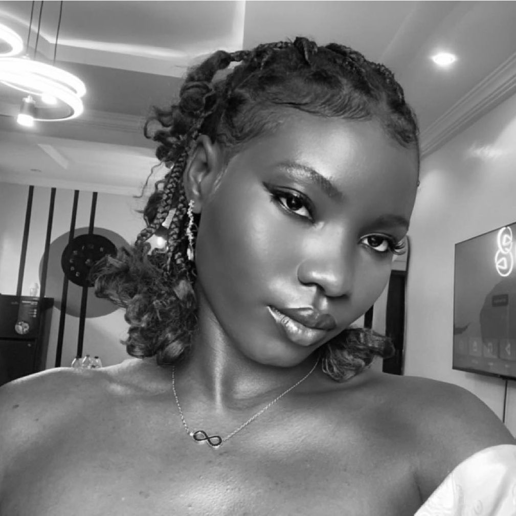 Hello everyone , this was the last tweet she made
Darasimi, her mother and her 17-year-old sister have been assaulted and detained for two days now by officers from the Itele Police Station in Ogun State because they went to request for the refund of 100k 
Please Retweet