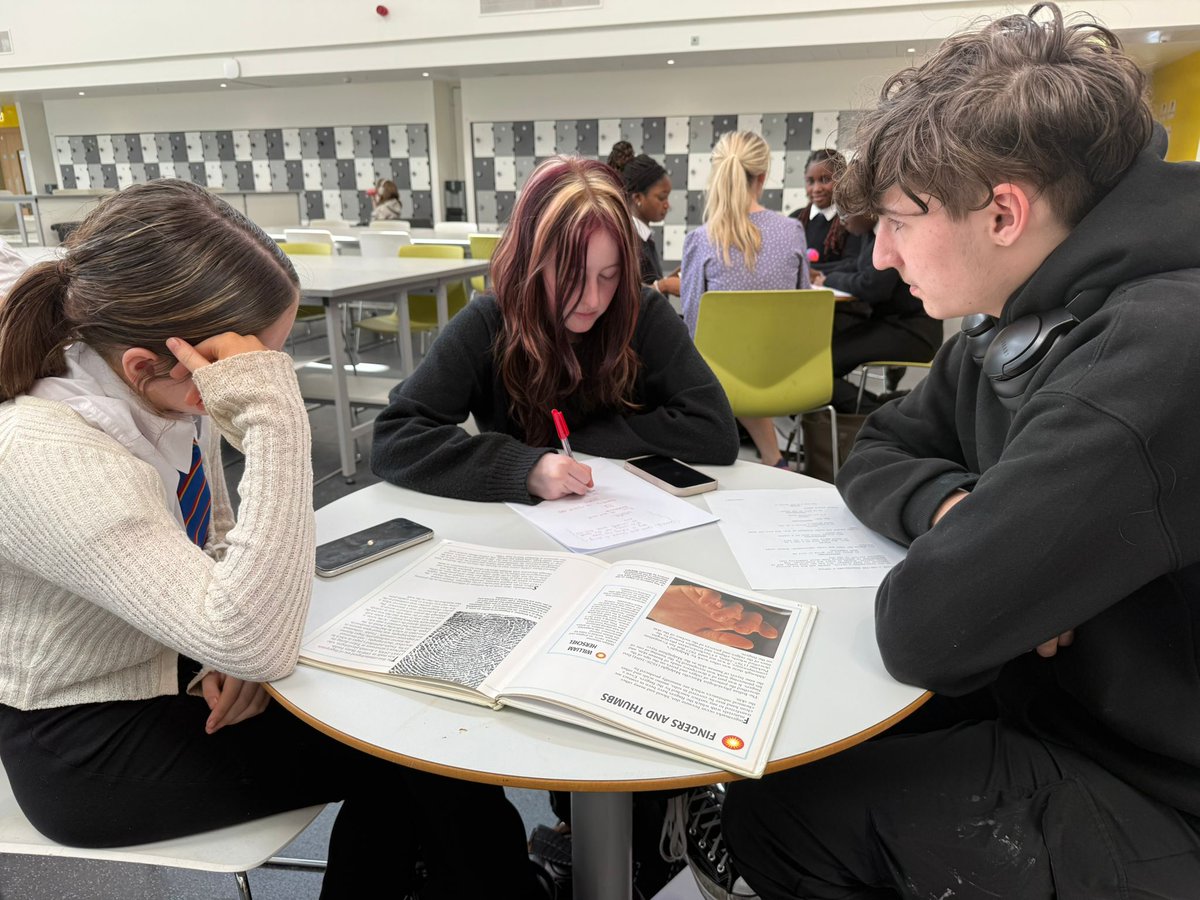 theirisayr's tweet image. We loved delivering our Screen Adaptation Project as part of this year's Wallacetown Festival📖🎥
Thanks to @Ayr_Academy2016
@QMAOfficial for taking part📝🎬
And thanks to Carnegie Library @salibraries
for hosting us📕📘
@WallacetownH
#wcaf25 #FilmEducation
