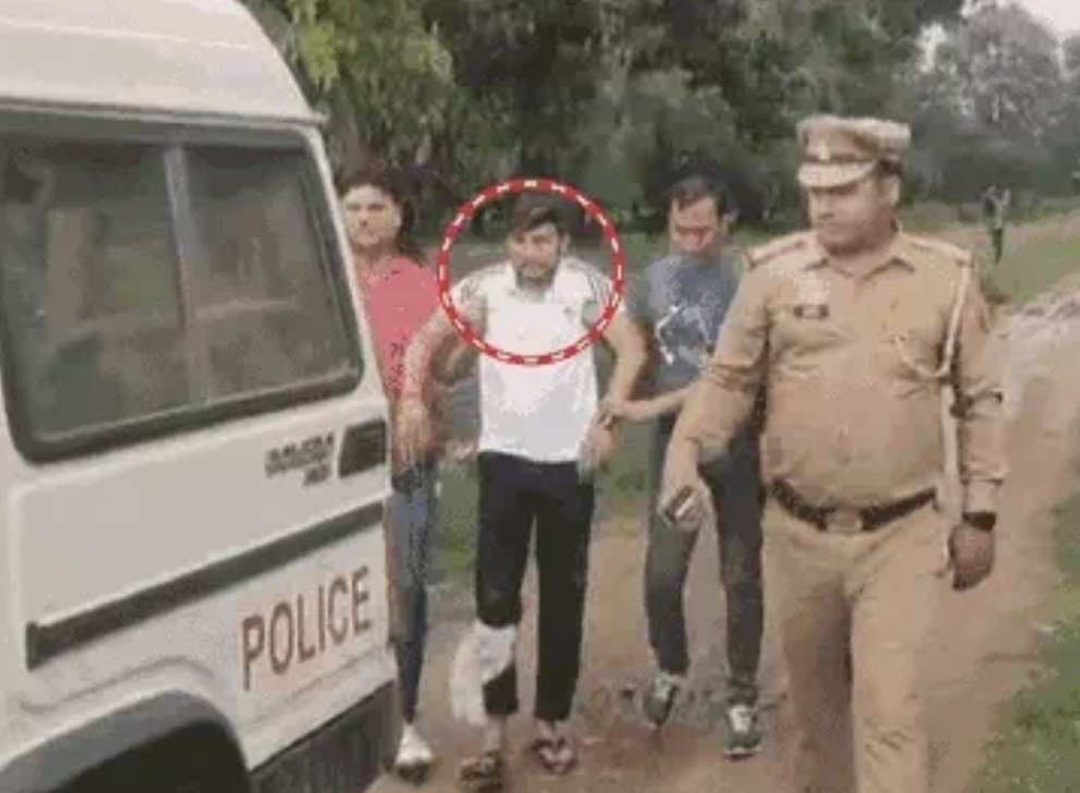संदीप और अमित ने बुलंदशहर में लड़की से कार में गैंगरेप किया

17 वर्षीय पीड़िता कक्षा 8 तक पढ़ी है और मैरिज फंक्शन्स में वेलकम गर्ल के रूप में काम करती है। 

6 मई की रात 8 बजे पीड़िता अपनी सहेली के साथ कचहरी कोर्ट-3 गेट पर गई थी। 
इसी दौरान पहले से परिचित अमित नाम का शख्स वहां कार
