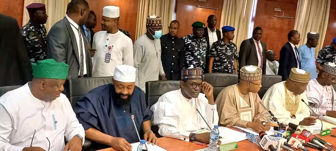 NORTHERN GOVERNORS, TRADITIONAL RULERS MEET IN KADUNA

A joint meeting between the Northern Governors Forum and Northern Traditional Rulers Council is underway at the Sir Kashim Ibrahim Council Chamber in Kaduna. 
The meeting is chaired by the Chairman of the Northern Governors