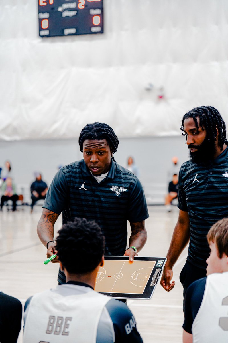 CoachKebo's tweet photo. Take on the challenges and live with the results eagle🦅 #WentLegit #Hoops https://t.co/Gme59aqTwv