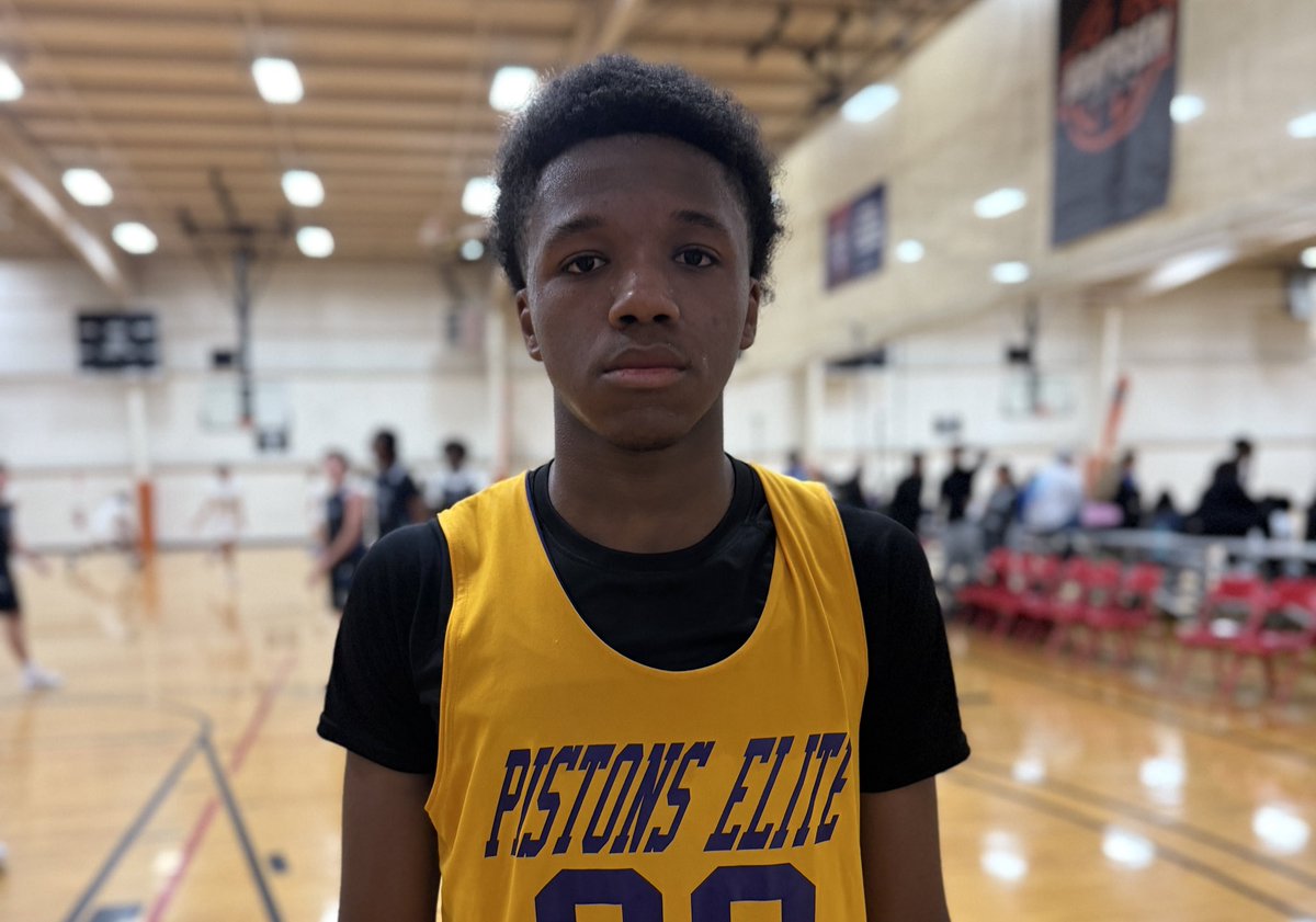 Red Line Elite with the win to start out their Saturday here at #Gibbons

Yash Nadakuditi finished with 14 points in the win. 

Pistons Elite were led by Adonis Wimbusa with 26.