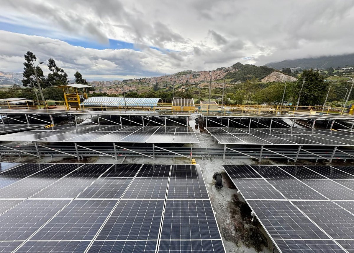 wash_canada's tweet photo. On Day 5 of the #NSERC_CREATE #WASHFieldSchool, we visited the El Dorado #DrinkingWaterTreatment plant with @AcueductoBogota. The energy used for treatment processes is being upgraded to solar!

The trip took us to Sumapaz Páramo—a drinking water source with breathtaking views. https://t.co/wtjyxDVkIR