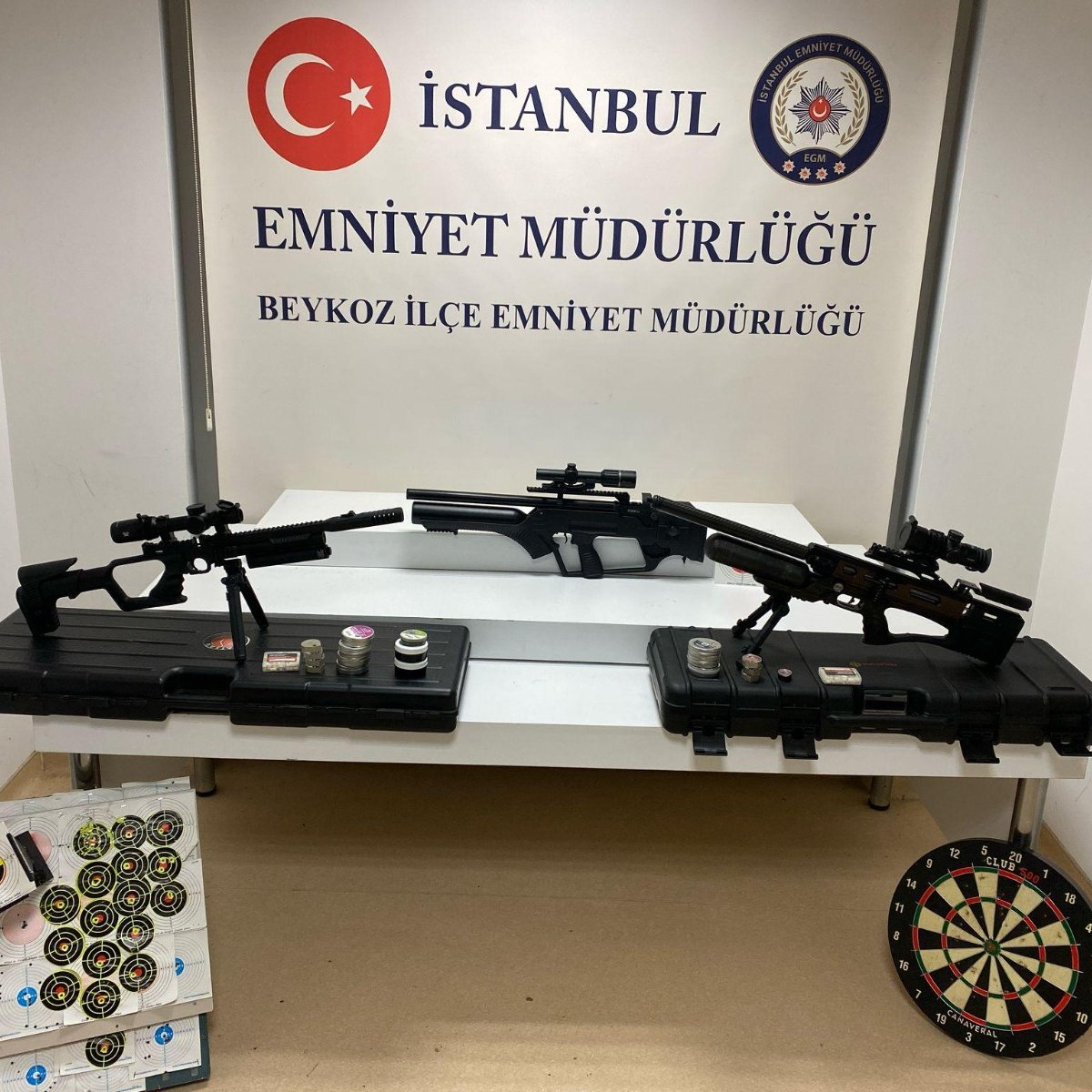 Beykoz'da 4 ayrı mekanı kurşunlayan şahıs, adli kontrolle serbest bırakıldı.

Şahsın evinde ele geçirilenler:

• Yivsiz tüfek
• 11 şarjör
• 10 kutu havalı tüfek mermisi
• 3 dürbün
• 1 susturucu
• 2 kutu temizleme aparatı
• 2 adet yere sabitleme aparatı
•  Hedef kağıtları
